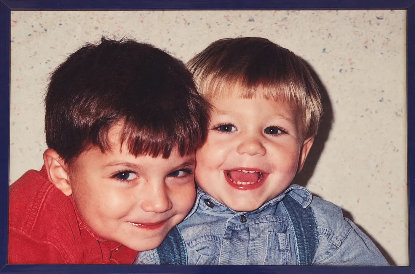 Lukas und Markus als Kinder auf einem gerahmten Foto