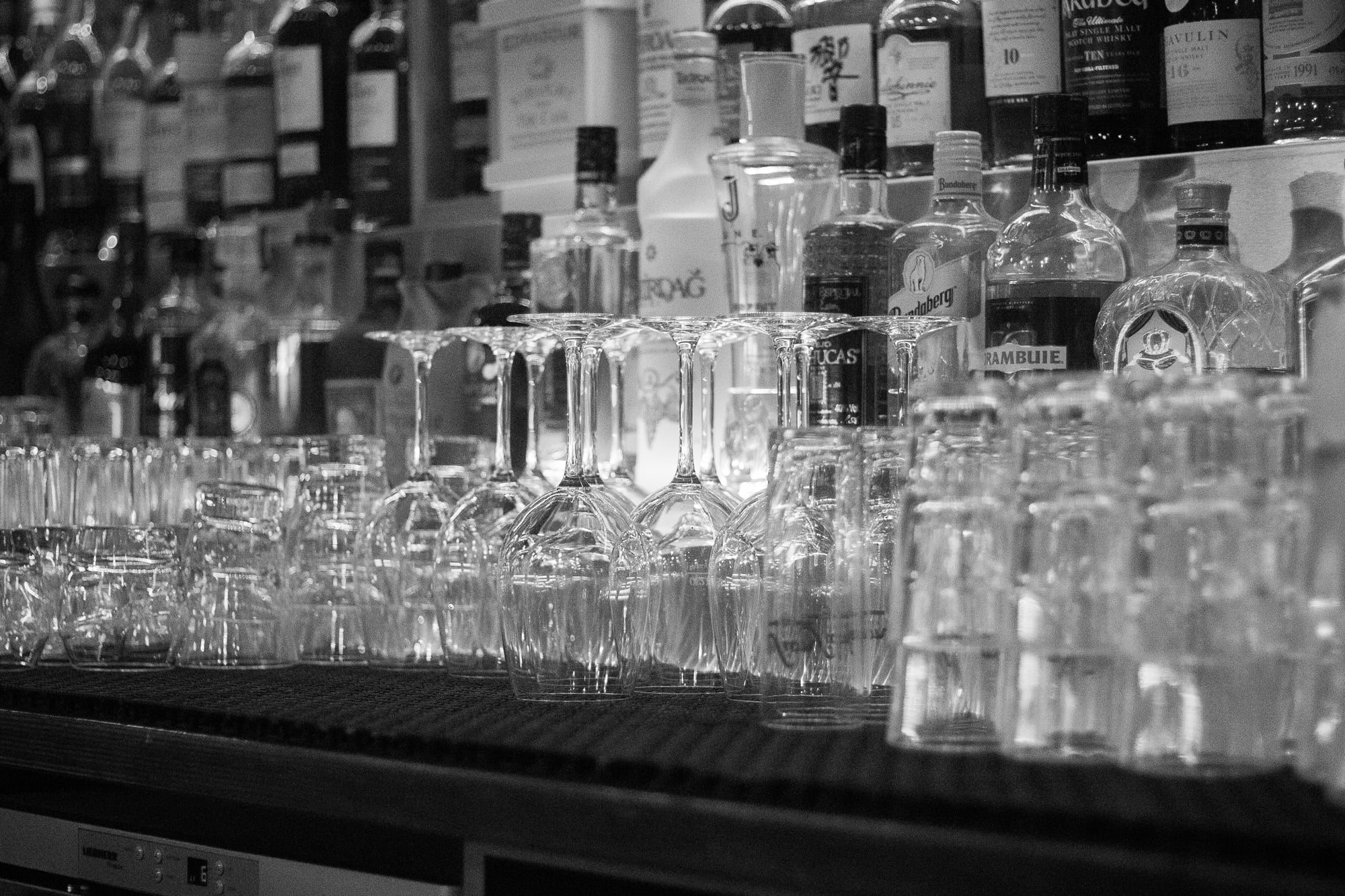 Gläser und Flaschen an der Theke der Schaltbar