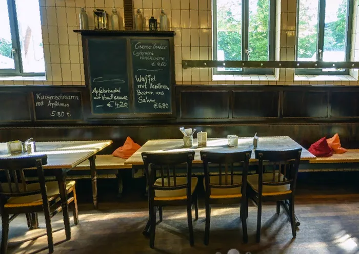 Gastraum im Schlachthof Bräu mit Holztischen, Stühlen und gepolsterter Sitzbank