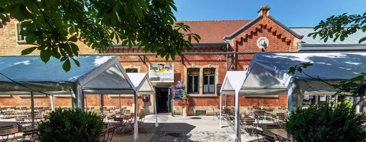 Eingang des Schlachthof Bräu mit Backsteinfassade
